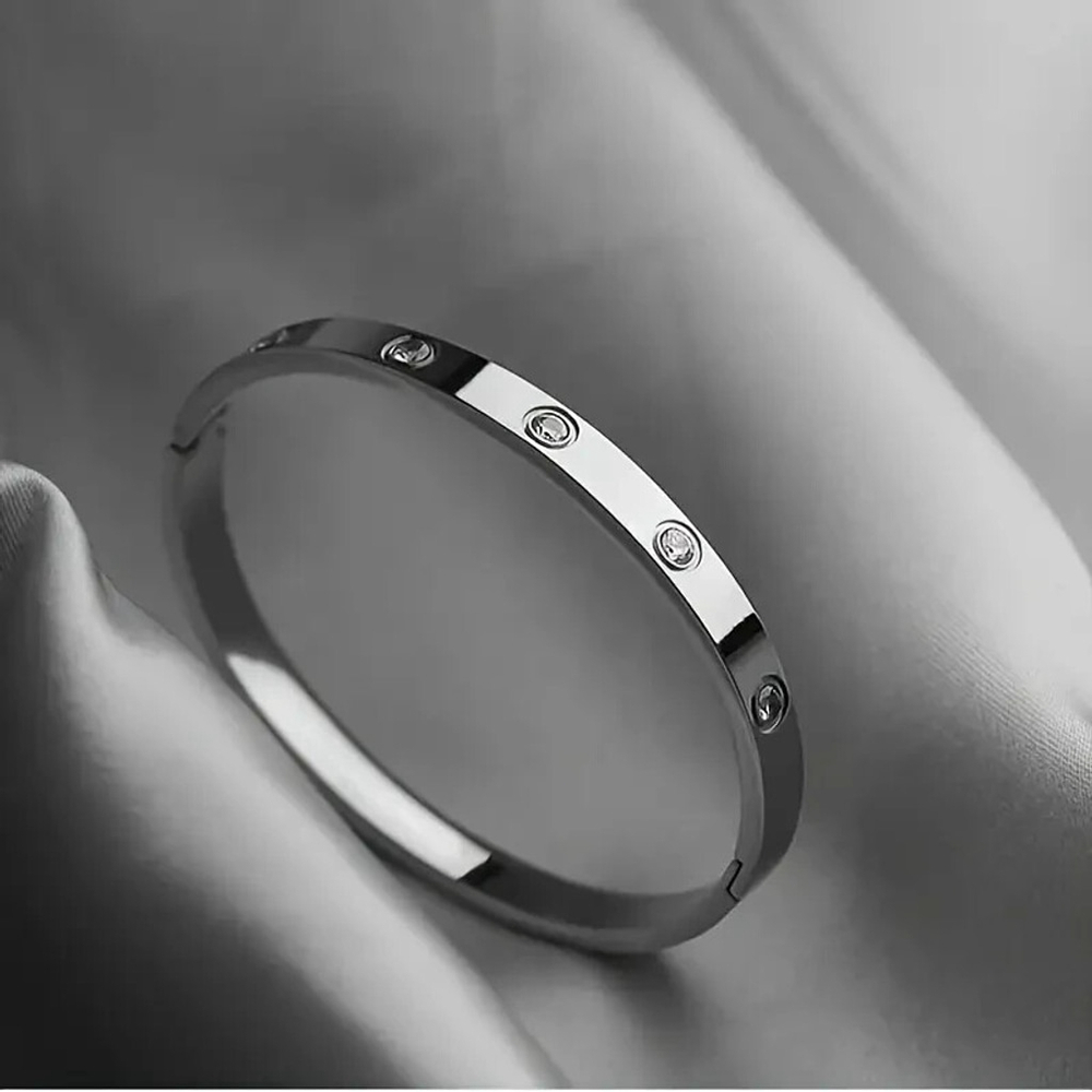 Elegant Silver Tone Bangle Bracelet with Screw Water Drill Detail – Unisex Style